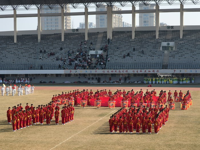 信陽(yáng)市雞公山少林武術(shù)學(xué)校參加信陽(yáng)市第六屆全民運(yùn)動(dòng)會(huì)大型開(kāi)幕式表演